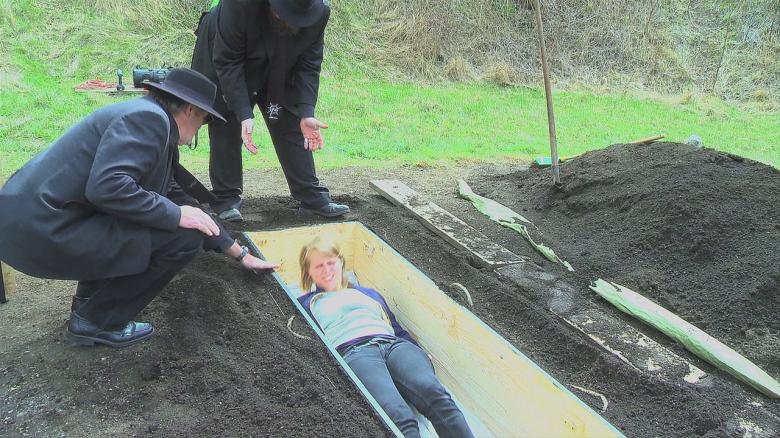 Bizarr! Élve eltemettetik, majd kiásatják magukat az osztrákok – videó