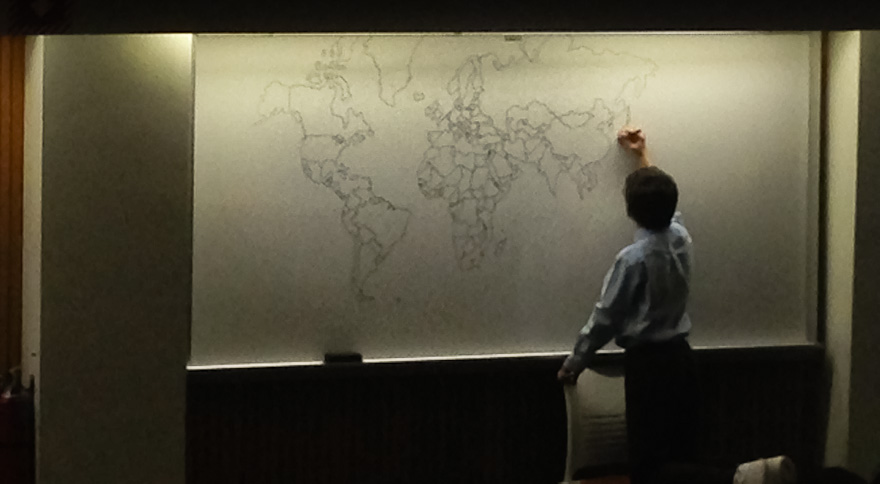 A professzor 11 éves autista kisfia memóriából rajzolta le a világtérképet az osztály táblájára