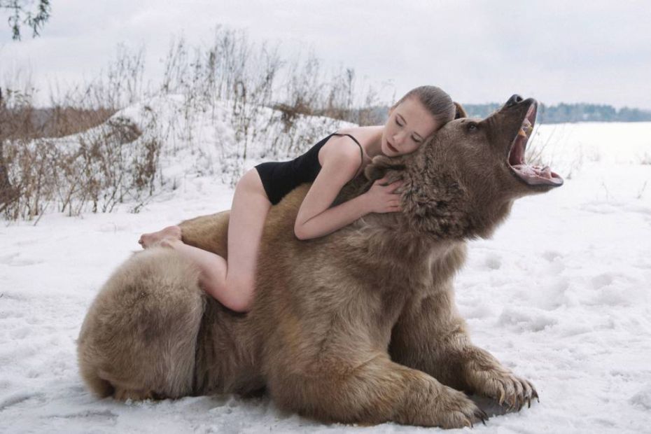 Élő medvével fotózták a fehérneműs orosz modelleket a fagyos erdőben – videó