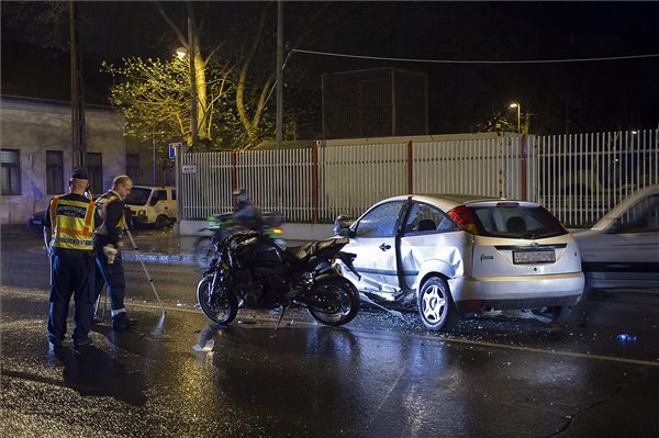 Motorkerékpár és személygépkocsi ütközött Budapesten