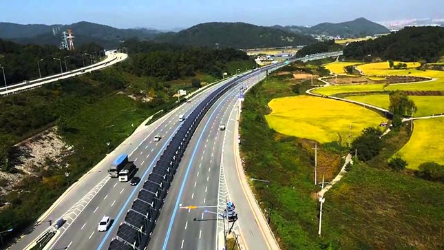 Dél-Koreában kerékpárutat építettek az autópálya közepére – videó