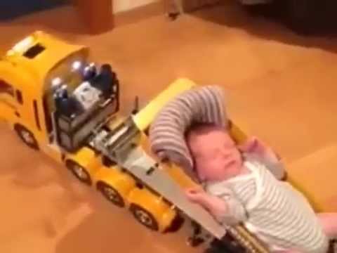 Elképesztően kreatív módszert alkotott kisbabája elaltatására az apuka – videó