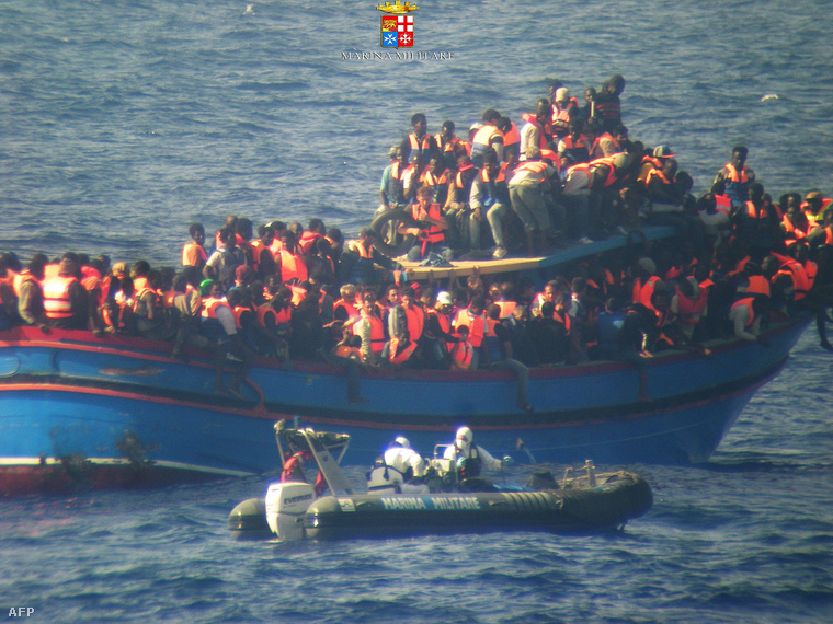 Egy nap alatt 1500 illegális bevándorlót helyeztek biztonságba olasz hajók