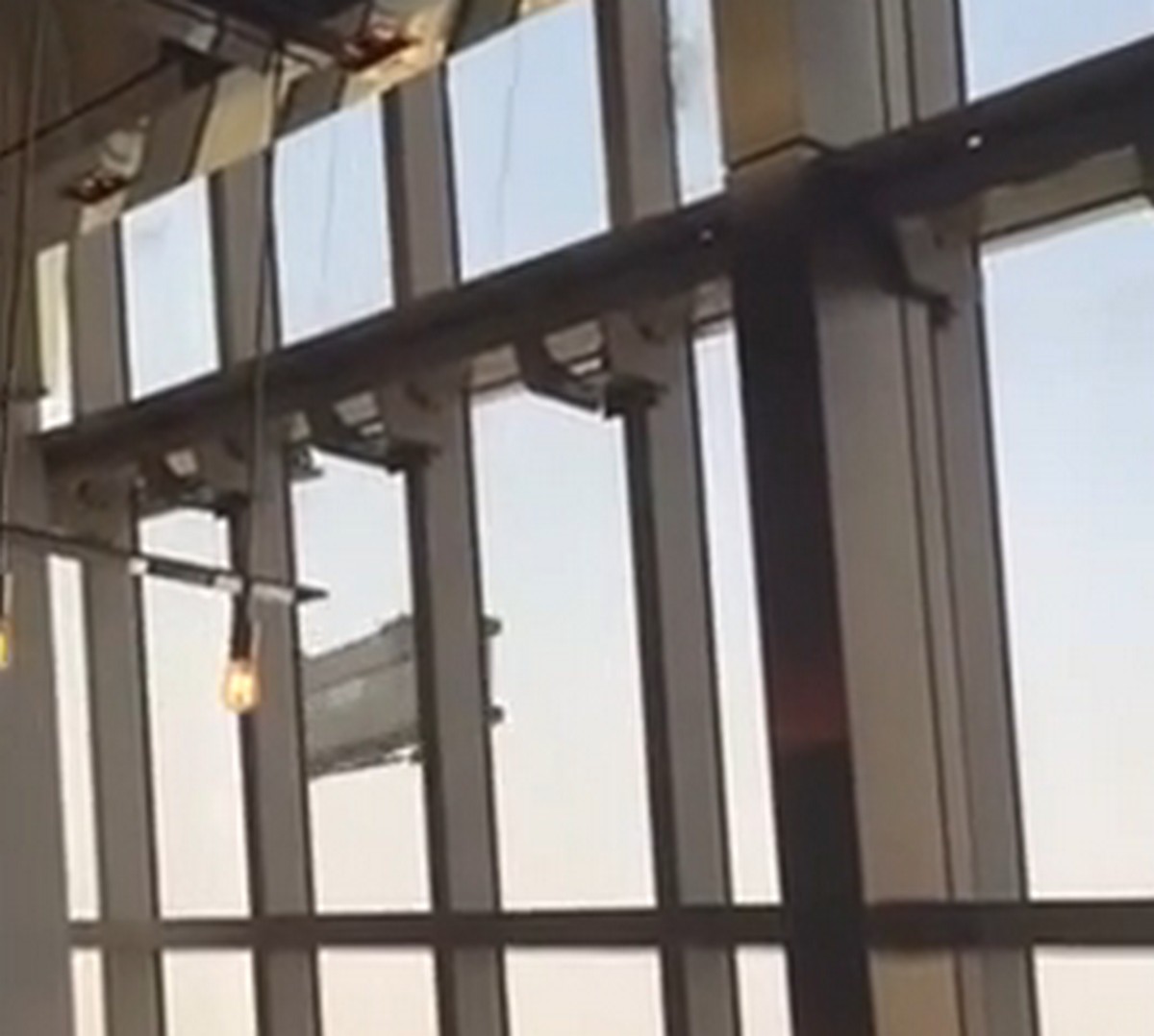 Így kilengette az erős szél 400 méteres magasságban az ablaktisztítókat- videó