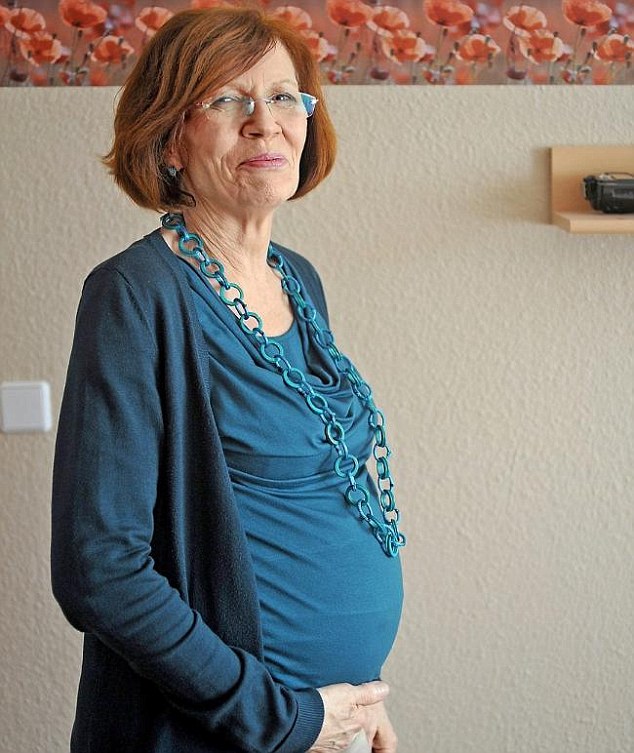 Tizenhárom gyerek után négyes ikreket vár egy 65 éves német nő