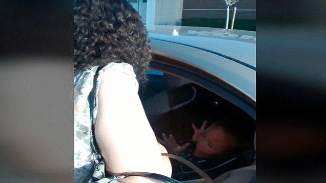 Tablettel vágta arcon a bébiszitter a kocsiban síró gyereket -  videó