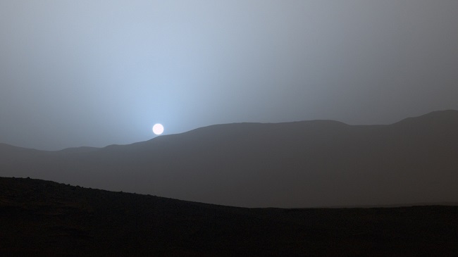 Gyönyörű kék naplemente a Mars szemszögéből