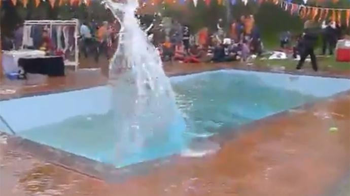 A nepáli földrengés így csinált cunamit egy kerti medencében - videó