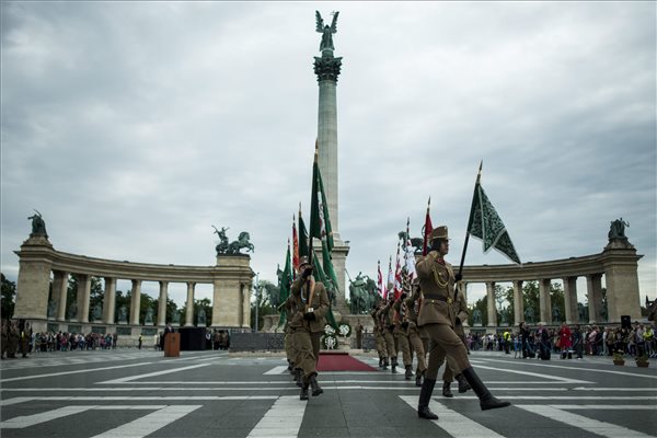 Hősök napja - Koszorúzással, díszlövéssel tisztelegtek a magyar hősök emléke előtt