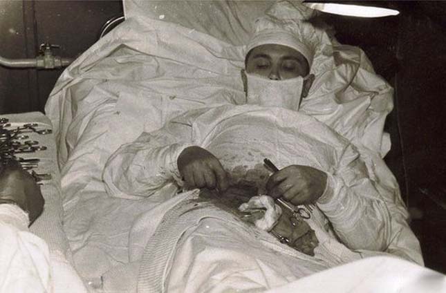 Saját magán hajtotta végre a vakbélműtétet az orvos - eredeti képek