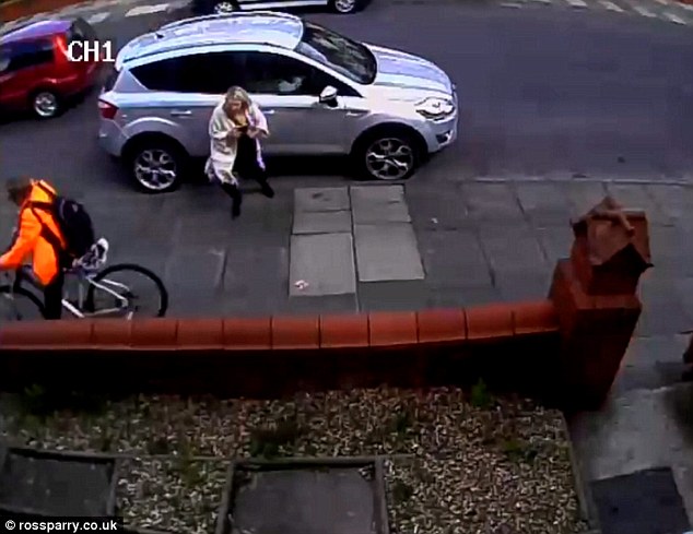 Elütötte, majd métereken húzta maga után a 3 éves kislányt a biciklis – sokkoló videó 18+