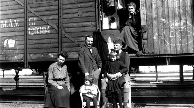 A Trianon utáni vagonlakók életét mutatja be a Csonka vágányon című film
