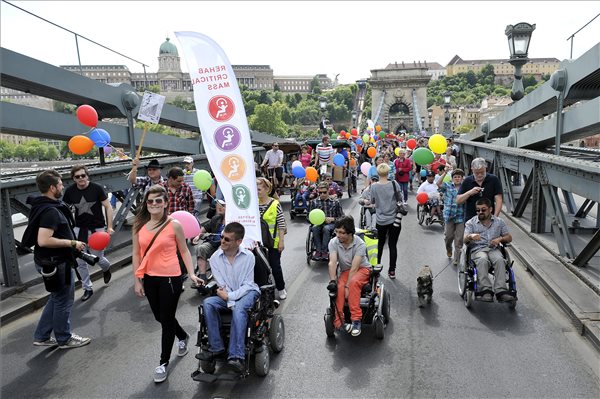 Fidesz: minden támogatást megadunk a fogyatékossággal élőknek