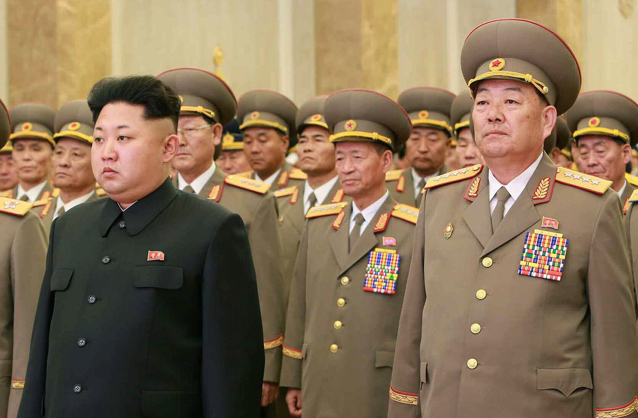 Ágyúval végeztette ki Kim Dzsong Un a hadügyminisztert, mert elaludt a beszédén