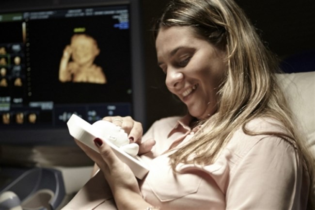 Megható videó - először láthatta születendő babáját a vak kismama