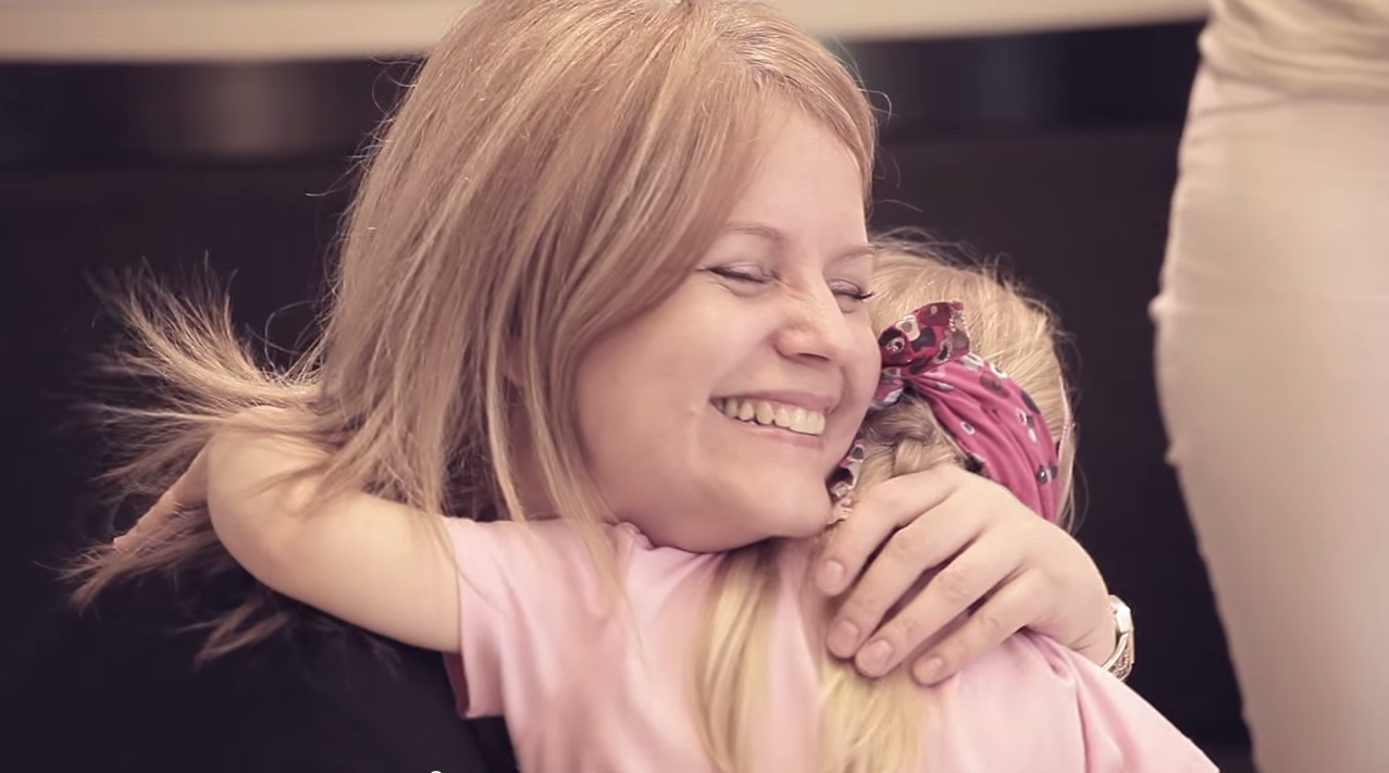 Teszt - A magyar gyerekek felismerik bekötött szemmel anyukájukat? – videó