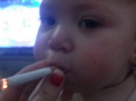 Egyéves gyerek dohányzik