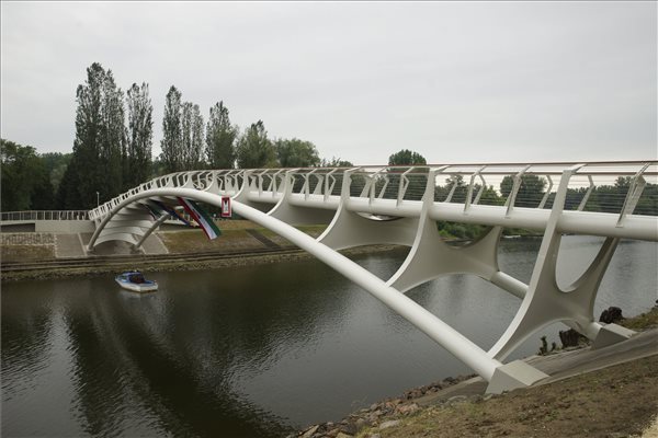 Új hidat avattak Baján