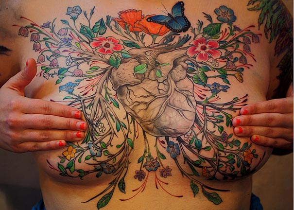 A művész tetoválásokkal fedi el a rákos betegek hegeit