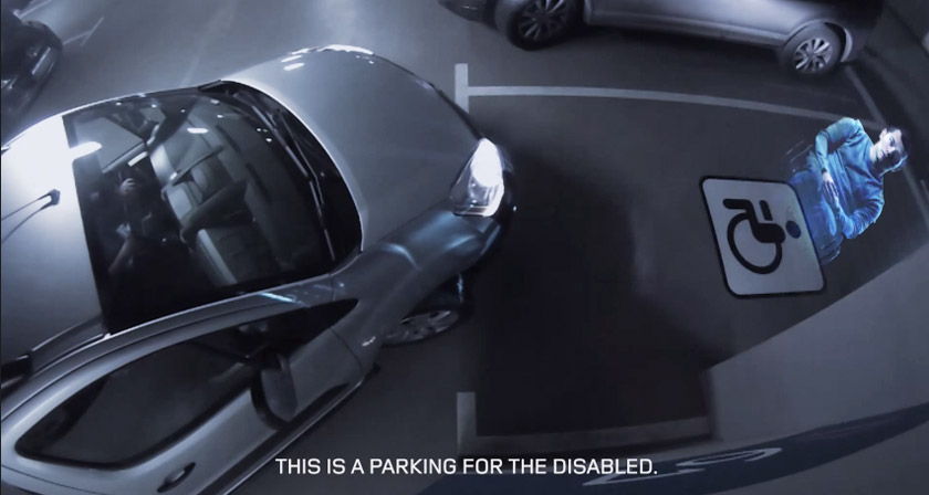 Ilyen durva módszerrel riasztják el a bunkó autósokat egy orosz parkolóházban - videó
