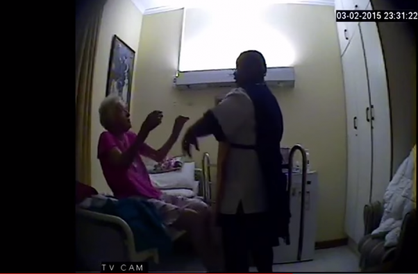 84 éves rákbeteg nénit bántalmazott a kegyetlen ápolónő – sokkoló videó 18+