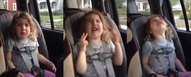 Ilyen hisztirohamba tört ki a kislány, hogy újra fiútestvére lesz  - videó