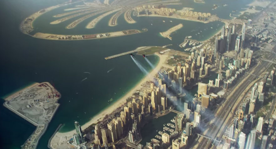 Csodás videó! Két fiatal repült Dubai felett