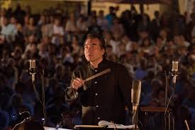 Jubileumi koncertet ad Szolnokon Izaki Maszahiro karmester