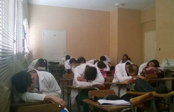 medical-resident-sleeping-overworked-doctors-mexico-yo-tambien-mi-dormi-132__605