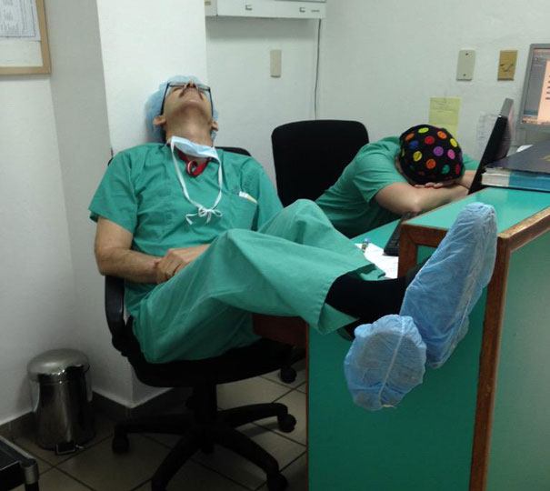 medical-resident-sleeping-overworked-doctors-mexico-yo-tambien-mi-dormi-3