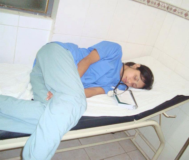 medical-resident-sleeping-overworked-doctors-mexico-yo-tambien-mi-dormi-42__605
