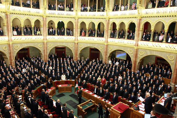 OGY - Elfogadta a magáncsődtörvényt a parlament