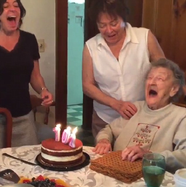 Amikor 102 évesen a protkó repked- vicces videó