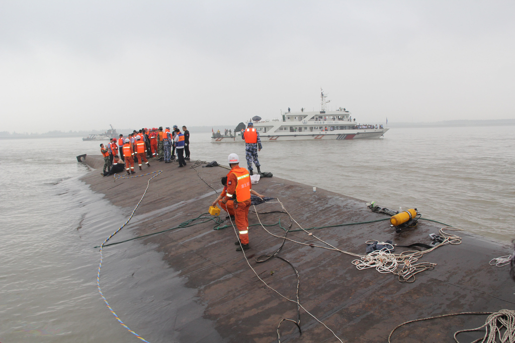 Kínai hajóbaleset - Álló helyzetben a hajó, keresik a holttesteket