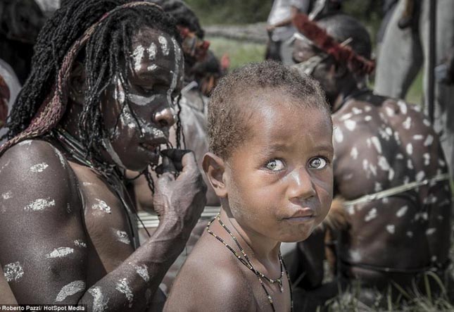 A civilizációtól elszigetelt törzs – érdekes képek