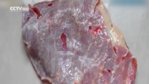 Bizarr – mozgó nyers húst vett egy nő Kínában – videó