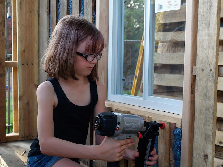 Egyedül épít házat a 9 éves kislány a hajléktalan barátjának
