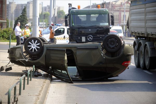Baleset miatt felborult egy autó a Könyves Kálmán körúton