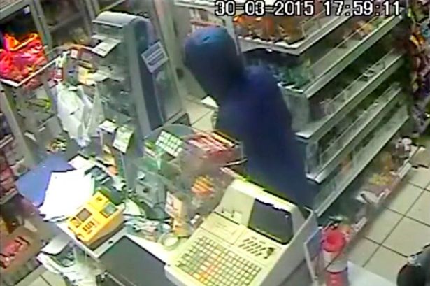 Elképesztő bátran rendezte le a késes rablót a boltosnő – videó