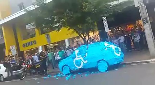 Nyilvános megszégyenítéssel büntették meg a mozgássérült helyre parkoló autóst – videó