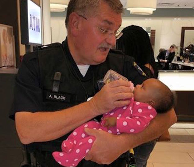 Ez a csecsemőt etető rendőr az új hős az interneten – megható fotó