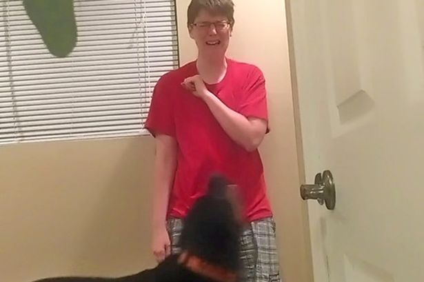 Megrázó videóban mutatja meg a pszichés beteg nő hogyan menti meg roham esetén a segítő kutya