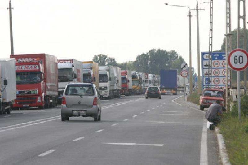 Nyolc kilométeres kamionsor alakult ki a nagylaki határátkelő romániai oldalán
