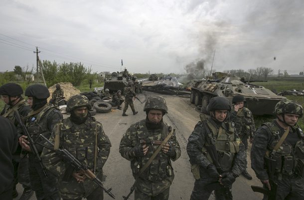 Ukrainian soldiers stand guard at a Ukrainian checkpoint near the eastern town of Slaviansk May 2, 2014. Ukrainian forces attacked the rebel-held city of Slaviansk before dawn on Friday and pro-Russia separatists shot down at least one attack helicopter, killing a pilot, in a sharp escalation of the conflict. REUTERS/Baz Ratner (UKRAINE  - Tags: POLITICS CIVIL UNREST)