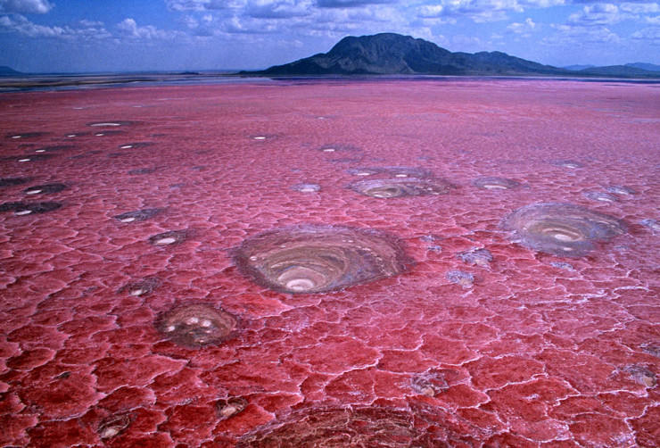 Misztikus vörös színű tó Tanzániából