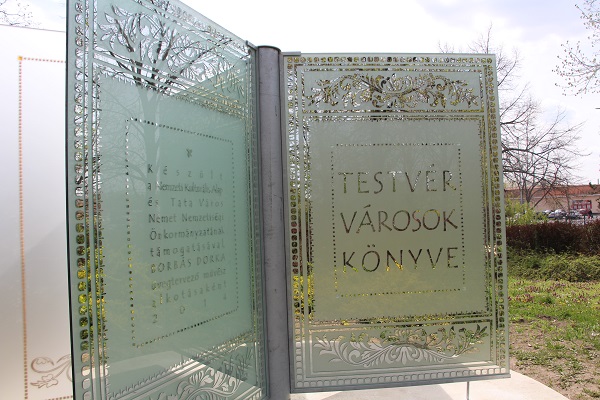 Üvegkönyvet avattak Tata testvérvárosairól