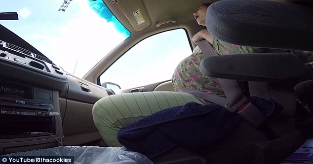 Anyósülésen szülte meg a babát a nő – a férje pedig végig felvette – videó 18+