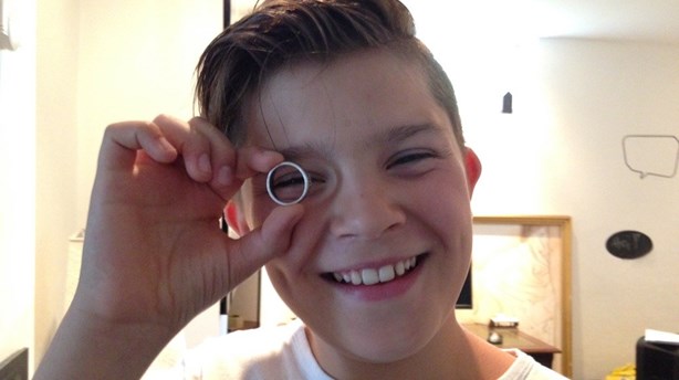 Ezt a nemes dolgot tette a halászhálóban talált gyűrűvel a 11 éves fiú