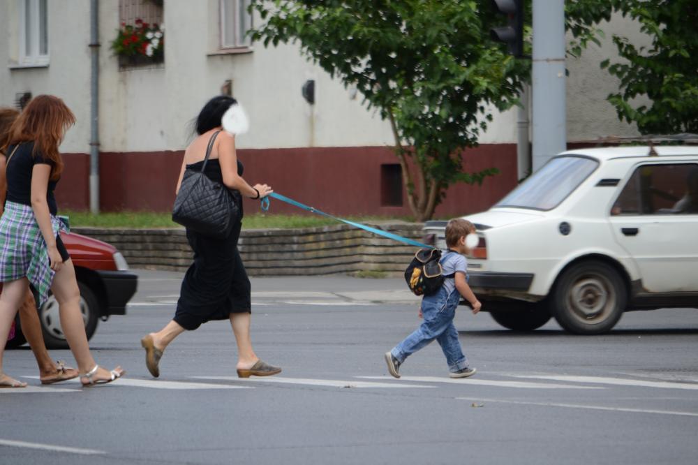 Egy nő pórázon sétáltatta a gyermekét Debrecenben!