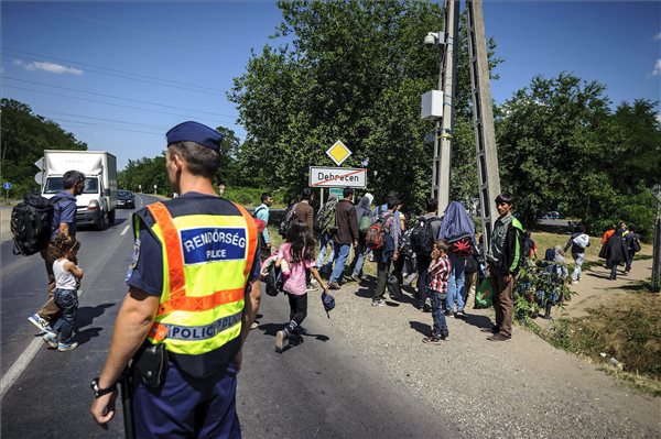 Illegális bevándorlás - Jobbik: lakott területen ne legyen befogadótábor